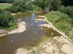 Steinbuhnen mit Lockstromdse beim Zusammenlauf von Mutterbett und Unterwasserkanal