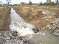 Arbeiten zur Renaturierung des Gewässerlaufes mit Bypass für den Gewässerlauf während der Bauphase